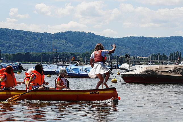 Bild 30: Radolfzell: Rein ins Boot und gleich ins Wasser: Das Großkanadierrennen 2025 in Bildern