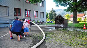 Auch die Kleinsten hatten bei den Löschübungen in Bad Säckingen ihren Spaß mit der Feuerwehr-Spritze. Foto: Keno Bögle