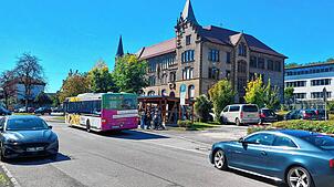 Vor der Schule in der Conradin-Kreutzer-Schule kommt es zu Stoßzeiten zu Verkehrsproblemen und Gefährdungssituationen, beschreibt die ...