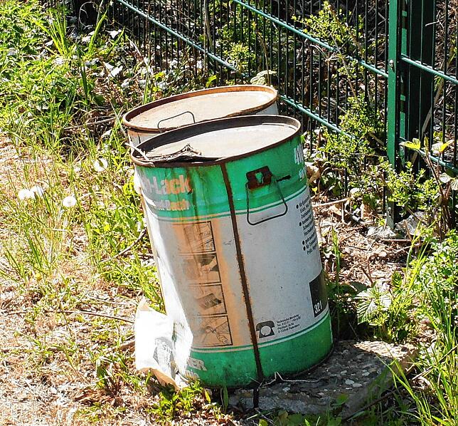 Zwei Bitumenlack-Fässer, zum Teil noch voll altem Bitumenlack, hat jemand bei den Glascontainern am Waldstadion abgestellt, um sich die ...