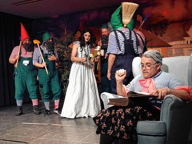 Erzähler Thilo Brandstätter (rechts) führt durch das Märchen Schneewittchen (dargestellt von Max Wieland) und die sechs Zwerge ...