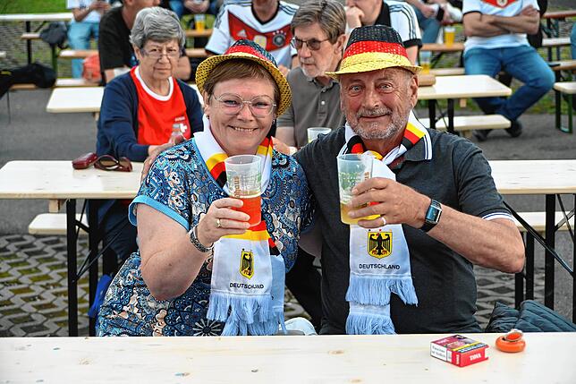Bild 11: Deutschland – Schweiz: Die schönsten Bilder vom Public Viewing in Tiengen