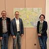 Die Bürgermeister stehen bei einer Karte zur Wärmeplanung (von links): Florian Zindeler (Hohenfels), Stefan Keil (Orsingen-Nenzingen), ...