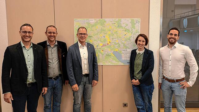 Die Bürgermeister stehen bei einer Karte zur Wärmeplanung (von links): Florian Zindeler (Hohenfels), Stefan Keil (Orsingen-Nenzingen), ...