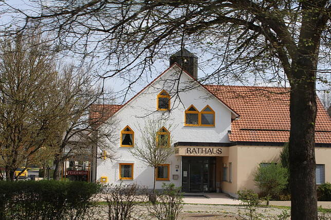 Vom Dorfplatz Leibertingen ist es nicht weit zur Brennerei Biselli, die besichtigt werden kann. Das Gasthaus Adler ist für gute Küche ...