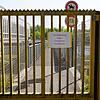 Gesperrter Kraftwerksübergang Rhyburg-Schwörstadt mit einem Hinweisschild am geschlossenen Tor.