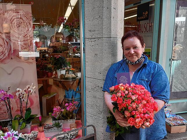 Ulricke Stöckle hat, während ihr Laden geschlossen hatte, Frühlingskisten mit verschiedenen Blumen verkauft.