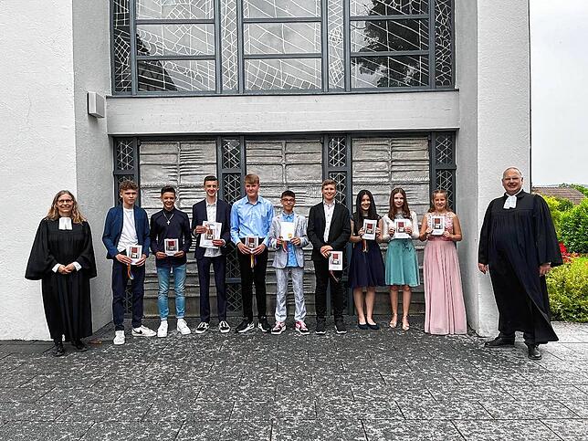 Neun Jugendliche feierten ihre Konfirmation mit Pfarrer Thomas Kaiser und Pfarrerin Andrea Kaiser. Konfirmiert wurden am Samstag, 3. ...