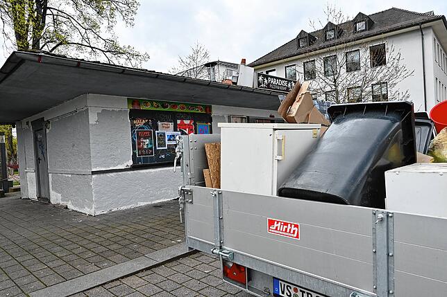 Das ganze Mobiliar wird auf Anhänger verladen und abtransportiert.