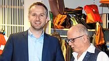 Vom VdK-Ortsverbandsvorsitzenden Karlheinz Fahlbusch (rechts) gab es für den SPD-Bewerber Leon Hahn noch zwei nützliche Geschenke.