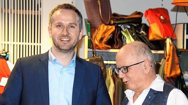 Vom VdK-Ortsverbandsvorsitzenden Karlheinz Fahlbusch (rechts) gab es für den SPD-Bewerber Leon Hahn noch zwei nützliche Geschenke.