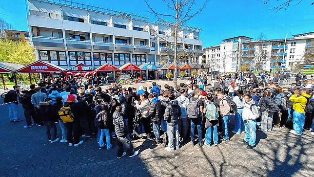 Bild 18: Hunderte Konstanzer warten auf den 1-Cent-Döner: Unglaubliche Szenen in Bildern festgehalten