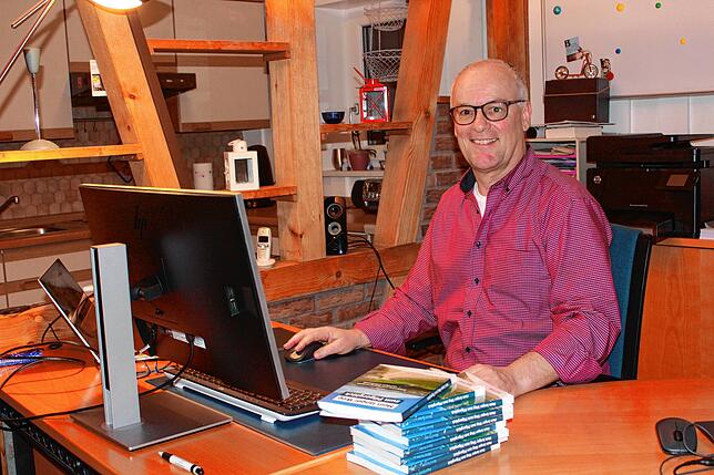 Bernd Forster an seinem Schreibtisch im heimischen Wahlwies. Hier hat er im vergangenen Jahr sein Buch über den Jakobsweg geschrieben.