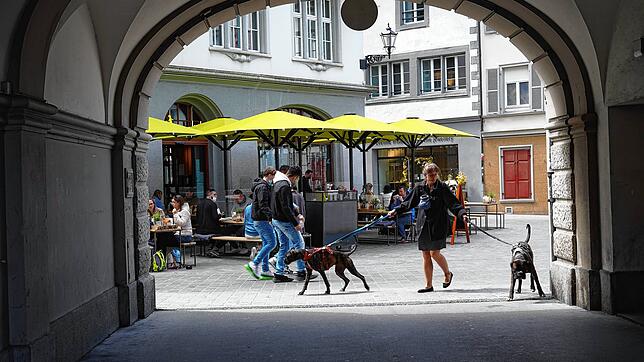 Im Herzen von St. Gallen herrscht reger Betrieb. Von Corona-Maßnahmen ist hier kaum mehr etwas zu sehen. Die Terrassen sind geöffnet, ...