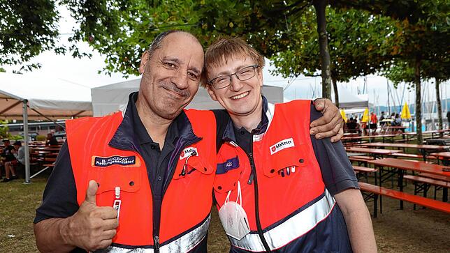 Bild 2: Endlich wieder Hafenfest! Trotz Wetterumschwung ist die Stimmung am ersten Tag hervorragend