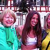 Ganz nah bei den Fans: Vanessa Mai (Mitte) beim Meet & Greet mit den SÜDKURIER-Gewinnerinnen Erika Jakoubek (links) und Birgitt ...