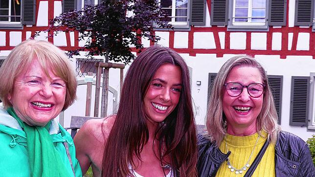 Ganz nah bei den Fans: Vanessa Mai (Mitte) beim Meet & Greet mit den SÜDKURIER-Gewinnerinnen Erika Jakoubek (links) und Birgitt ...