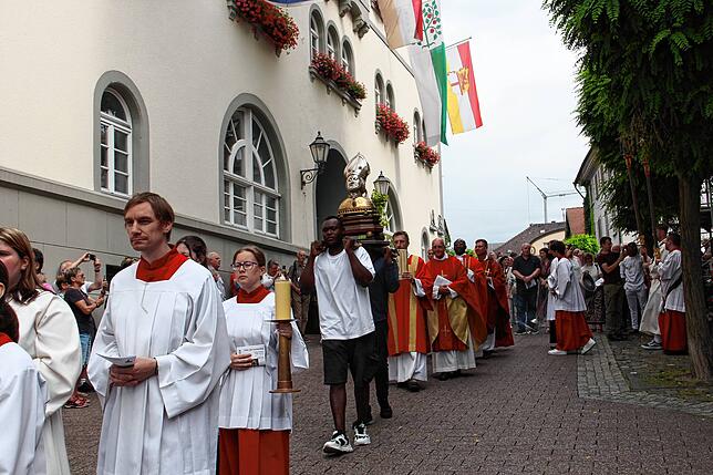 Bild 3: Hausherrenfest 2024: Hausherren-Prozession nach dem Hochamt
