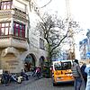 Das Ausmaß des verheerendes Brandes vom 25. Juli 2024 ist von außen kaum ersichtlich. Die Fassade des Stadlerhauses wird abgestützt, ist ...