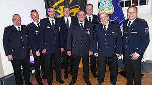 Ehrungen bei der Feuerwehr: Stellvertretender Kreisbrandmeister Thomas Nagel (von links), Abteilungskommandant Steffen Albert, Martin ...