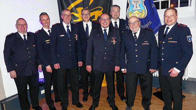 Ehrungen bei der Feuerwehr: Stellvertretender Kreisbrandmeister Thomas Nagel (von links), Abteilungskommandant Steffen Albert, Martin ...