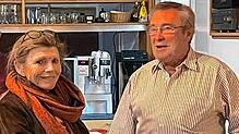 Agrarexpertin und Tierärztin Anita Idel im Gespräch mit Landwirt Werner Obser.