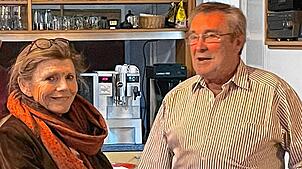 Agrarexpertin und Tierärztin Anita Idel im Gespräch mit Landwirt Werner Obser.