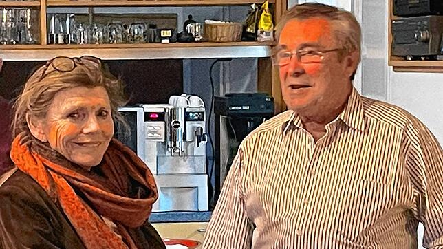 Agrarexpertin und Tierärztin Anita Idel im Gespräch mit Landwirt Werner Obser.
