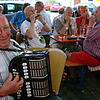Adolf Riester mit seinem Akkordeon beim 50. Musikantentreffen in der Espasinger "Sonne". Bild: Gabi Rieger