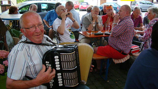Adolf Riester mit seinem Akkordeon beim 50. Musikantentreffen in der Espasinger "Sonne". Bild: Gabi Rieger