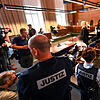 Journalisten und Kameraleute filmen zum Verhandlungsbeginn im Gerichtssaal, in dem Berrin T. und Christian L. wegen schwerer ...