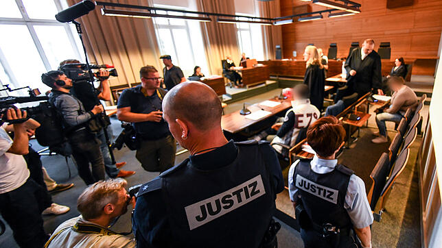 Journalisten und Kameraleute filmen zum Verhandlungsbeginn im Gerichtssaal, in dem Berrin T. und Christian L. wegen schwerer ...