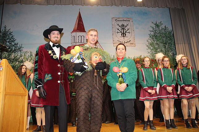 Tobias Baumgärtner ehrte Manuel Müller und Monika Hildebrandt.