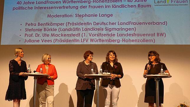 Landrätin Stefanie Bürkle (von links), Petra Bentkämper, Präsidentin Deutscher Landfrauenverband, Professorin Ute Mackenstedt, ...