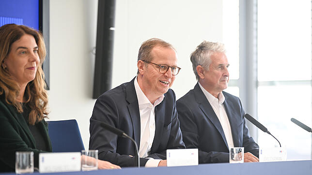 Die Laune im Vorstand von Rolls-Royce Power Systems (RRPS) in Friedrichshafen ist mehr als gut: Vorstandschef Jörg Stratmann verkündet ...