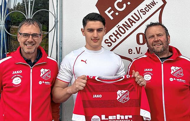 Rückkehrer vom SV Schopfheim: Aktivleiter Stefan Nopper und Trainer Manfred Knobel (rechts) freuen sich über Neuzugang Bruno Hasanaj ...