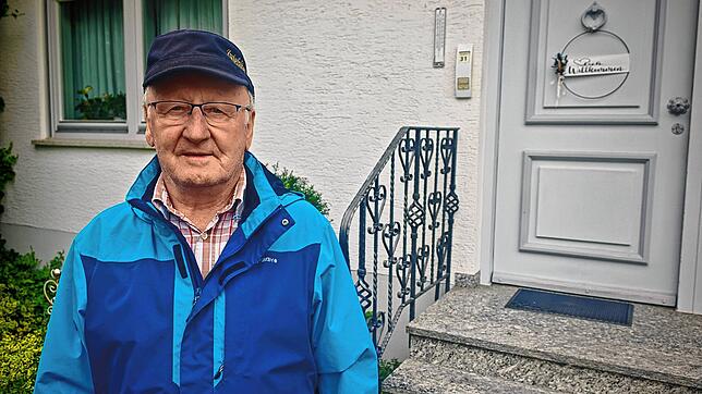 Anwohner Josef Ebe wohnt oberhalb des Hanges, wo die sich Erde löste und auf die Gleise fiel. Er sei sprachlos angesichts des Unglücks, ...