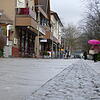Rheinfeldens Fußgängerzone an einem verregneten Dezember-Freitag. Das Pflaster wird im kommenden Jahr aufgerissen.