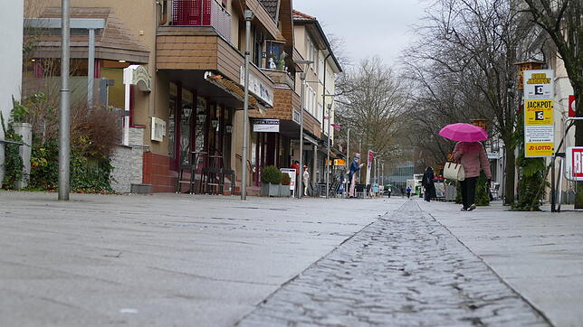 Rheinfeldens Fußgängerzone an einem verregneten Dezember-Freitag. Das Pflaster wird im kommenden Jahr aufgerissen.