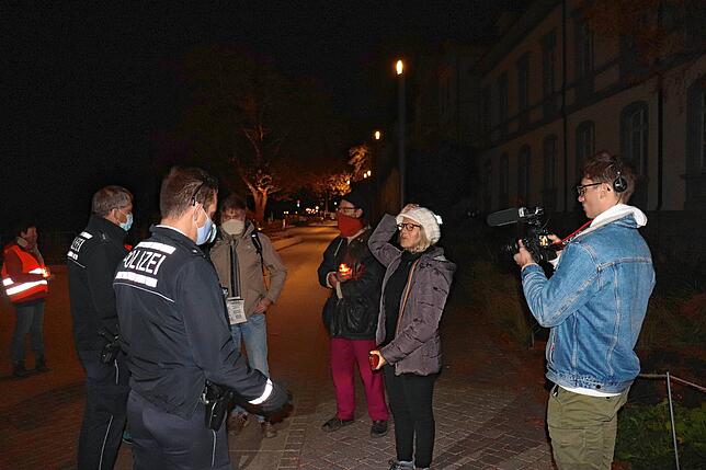Die Polizei versuchte, eine Frau zum Tragen einer Mund-Nasen-Abdeckung zu bewegen. Sie wehrte sich dagegen und behauptete, nicht ...