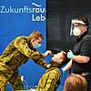Aktuell helfen nach wie vor Bundeswehrsoldaten im Kreis mit, zum Beispiel auch bei der Kontaktverfolgung. Hier sind sie bei einem ...