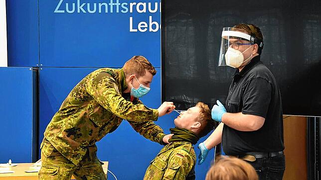 Aktuell helfen nach wie vor Bundeswehrsoldaten im Kreis mit, zum Beispiel auch bei der Kontaktverfolgung. Hier sind sie bei einem ...