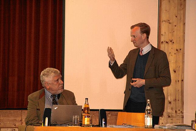 Arnold Jost, Geschäftsführer von RuheForst, und Waldeigentümer Leopold Freiherr von Schönau-Wehr, von links, im Rickenbacher Gemeinderat.
