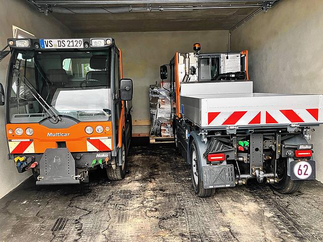 Das neue Schmalspurfahrzeug (rechts) ist für den ersten Einsatz vorbereitet-