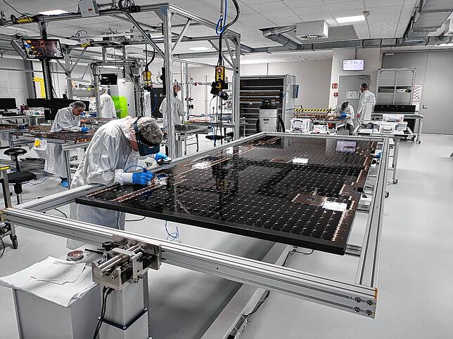 Fertigung von Solargeneratoren bei Space-Tech in Kippenhausen. Bis zu 200 Quadratmeter der Solarsegel laufen pro Monat vom Band.