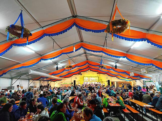 Bild 27: Bilder vom Stellen des Maibaums und Blasmusikabend zum Start des Liggersdorfer Maifestes