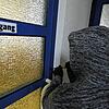 (Symbolbild) In Ludwigshafen macht sich ein Unbekannter an der Tür eines Wohnhauses zu schaffen. Ins Innere schafft er es allerdings nicht.