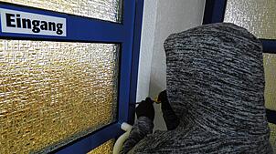 (Symbolbild) In Ludwigshafen macht sich ein Unbekannter an der Tür eines Wohnhauses zu schaffen. Ins Innere schafft er es allerdings nicht.