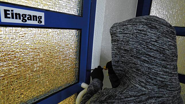 (Symbolbild) In Ludwigshafen macht sich ein Unbekannter an der Tür eines Wohnhauses zu schaffen. Ins Innere schafft er es allerdings nicht.