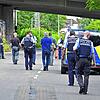 Die Polizei ist mit zahlreichen Einsatzkräften vor Ort. Im Hintergrund ist die Brücke der Vockenhauser Straße zu sehen, unter der die ...